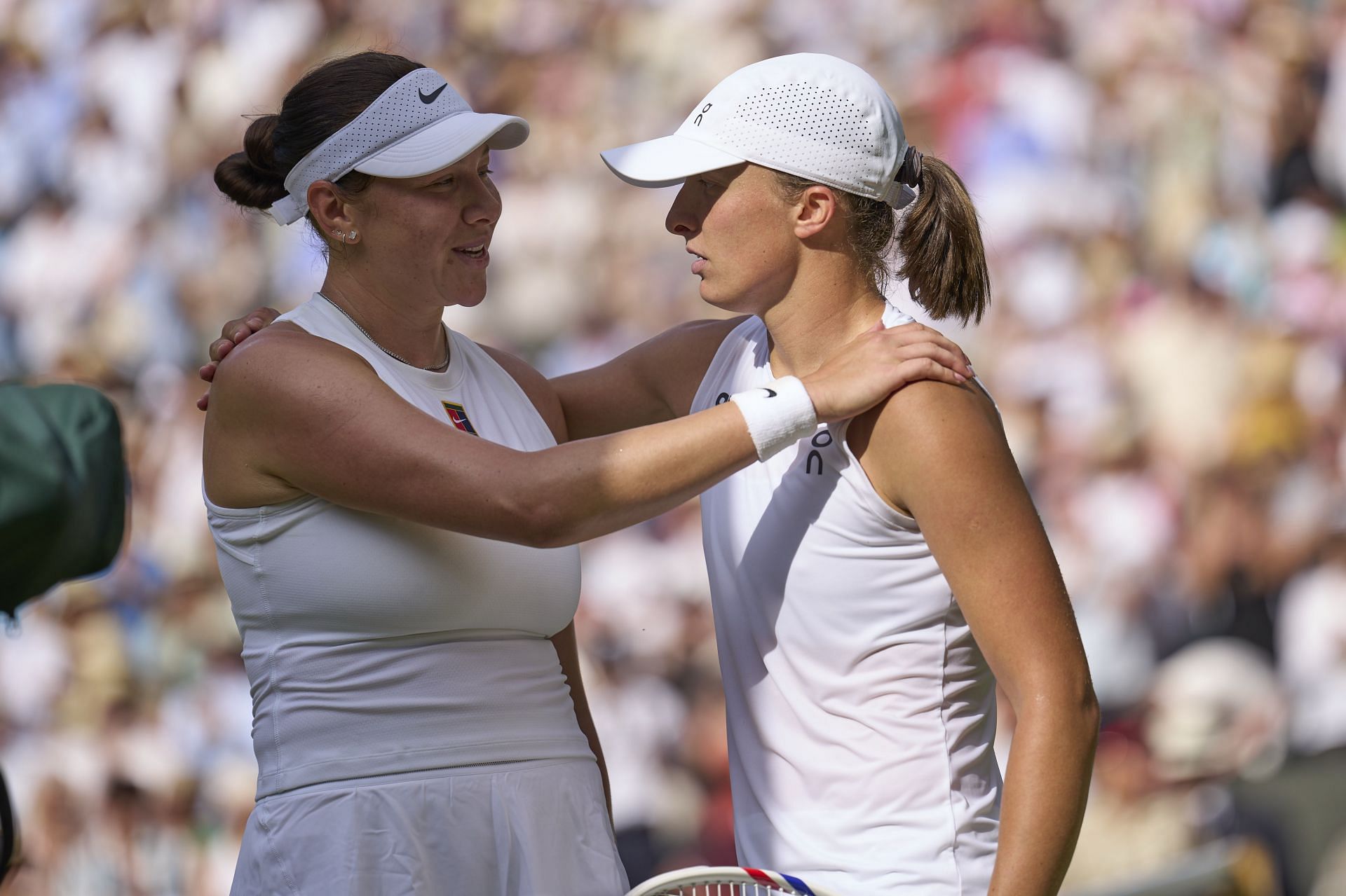 Iga Swiatek and Amanda Anisimova at Wimbledon 2025 - Source: Getty